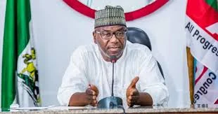 AbdulRazaq donates N10m to flood victims in Kwara community